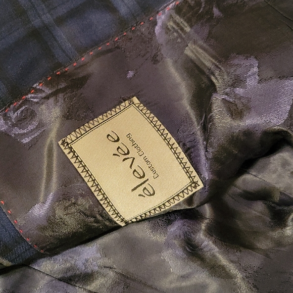 Exclusive suit tailored for Thunder player Mike Muscala - Picture 3 of 7